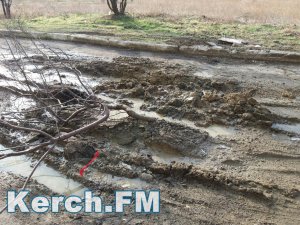 Новости » Общество: В Керчи водоканал месяц не устраняет порыв возле подъезда жилого дома