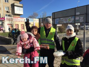 Новости » Общество: В Керчи волонтеры кормят бездомных горячими  обедами