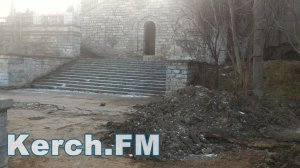 Новости » Общество: В Керчи водоканал разрыл дорогу в районе Митридатской лестницы