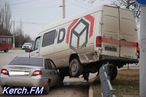 Новости » Криминал и ЧП: В Керчи столкнулись две иномарки и микроавтобус