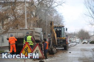 Новости » Общество: В Керчи на Комарова разрыли дорогу