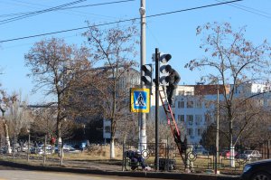 Новости » Общество: В Керчи в районе КУОРа установили светофор