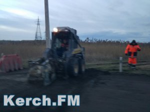 Новости » Общество: В Керчи по дороге на переправу образовываются пробки из-за ремонта дороги