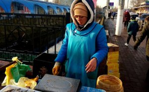 Новости » Общество: В Керчи комиссия  утилизировала у стихийщиков 60 кг рыбы