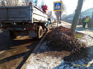 Новости » Общество: В Керчи подрядчика заставили убрать старый асфальт на Еременко