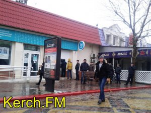 Новости » Общество: Керчане перед праздниками массово снимают деньги с банкоматов