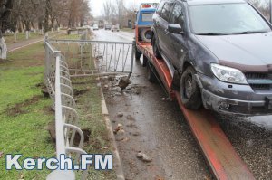 В Керчи «Mitsubishi» снес ограждение