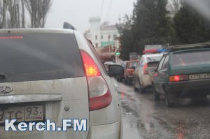 Новости » Общество: В Керчи в центре города образовались «тянучки» (видео)