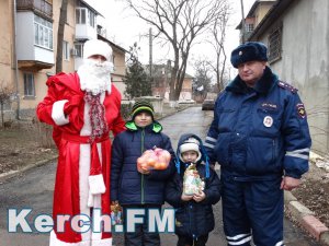 Новости » Общество: В Керчи прошла акция «Полицейский Дед Мороз»