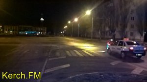 В Керчи такси ночью въехало под «Нефаз»