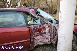 В Керчи иномарка въехала в столб, водитель без сознания