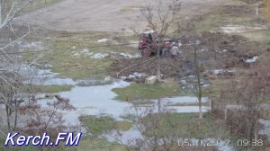 Новости » Общество: В Керчи водопроводная вода затопила школьный стадион