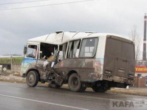 На трассе Керчь-Симферополь бензовоз врезался в пассажирский автобус