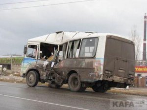 Новости » Криминал и ЧП: На трассе Керчь-Симферополь бензовоз врезался в пассажирский автобус