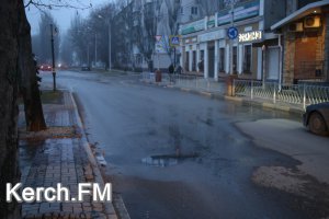 В Керчи по улице Пирогова течет канализация