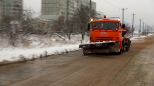 Новости » Общество: В Керчи во время снегопада сломались две снегоуборочные машины