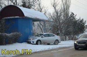 Новости » Криминал и ЧП: В Керчи автомобиль врезался в автобусную остановку