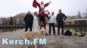 Керченские моржи отметили Новый год традиционно в море