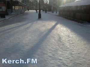 Новости » Общество: Керчане жалуются на не посыпанную улицу Ленина