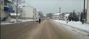 В Керчи пешеходы переходят дорогу в гололед и не смотрят по сторонам (видео)