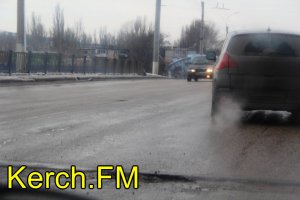 Новости » Общество: В Керчи на Горьковском мосту продолжают расти трещины и ямы