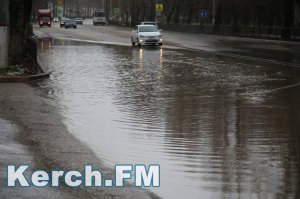 Новости » Общество: В Керчи дорожная служба во время ремонта забила ливневку мусором