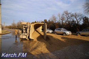 Новости » Криминал и ЧП: В Керчи перевернулся прицеп грузовика с песком