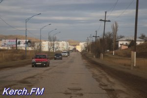 Новости » Общество: В Керчи одни ямы на дороге отремонтировали, но рядом оставили другие