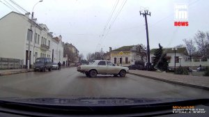 В Керчи водитель «Волги» сделал «полицейский разворот» на дороге