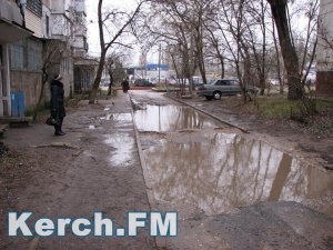 Новости » Общество: Керчанам с детьми приходится перепрыгивать лужи, чтобы добраться до садика