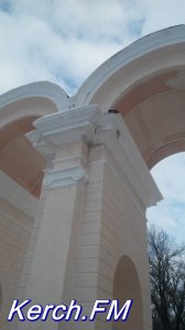 В Керчи подрядная организация восстановит арку, которая начала осыпаться
