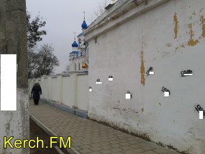 Новости » Общество: В Керчи разрисовали здание у церкви рекламой запрещенного сайта