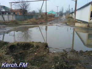 Новости » Общество: Керчане жалуются на разбитые дороги и открытые люки на Щорса