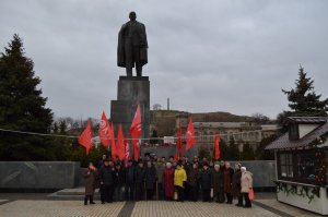 Новости » Общество: В Керчи в день памяти Ленину к памятнику пришли только партии