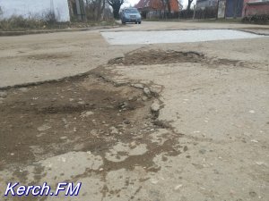 Новости » Общество: В Керчи через 4 месяца начали ремонт ямы на дороге