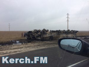 На трассе Керчь-Феодосия столкнулись бензовоз и ВАЗ