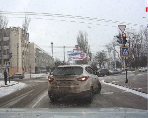 В Керчи столкнулись две легковушки перед светофором (видео)