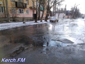 Новости » Коммуналка: В Керчи канализация течет по улице и заливает подвал жилого дома