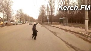 Новости » Общество: В Керчи пешеходы бросаются под колеса авто (видео)