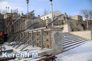 Новости » Общество: В Керчи продолжают укреплять основание Митридатской лестницы