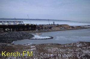 Новости » Общество: Лед сковал море на стройке Керченского моста (видео, фото)