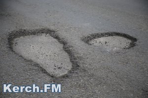 Новости » Общество: В Керчи при выезде из города на новом асфальте появились ямы