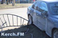 В Керчи автомобиль «BMW» вылетел на обочину и снес ограждение