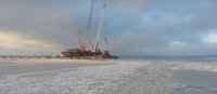 Керчанин снял видео, как строят мост в замерзшем море