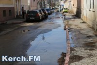 В Керчи по улице Театральной течет канализация (видео)
