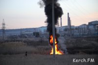 В Керчи за гаражным кооперативом неизвестные жгли покрышки (видео)