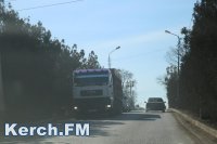 В Керчи грузовики ездят по мосту, несмотря на запрещающие знаки