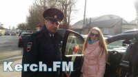 Новости » Общество: В Ленинском районе сотрудники ГИБДД вручали цветы женщинам за рулем