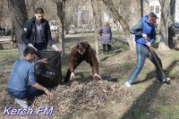 Новости » Экология: В Керчи студенты провели субботник в Приморском парке