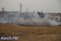 В Керчи горит сухая трава в районе Горьковского моста